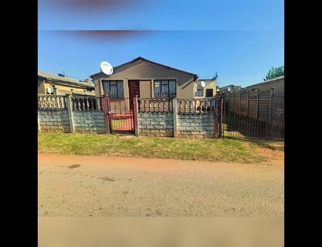 2 BEDROOM HOUSE FOR SALE IN MOFOLO CENTRAL